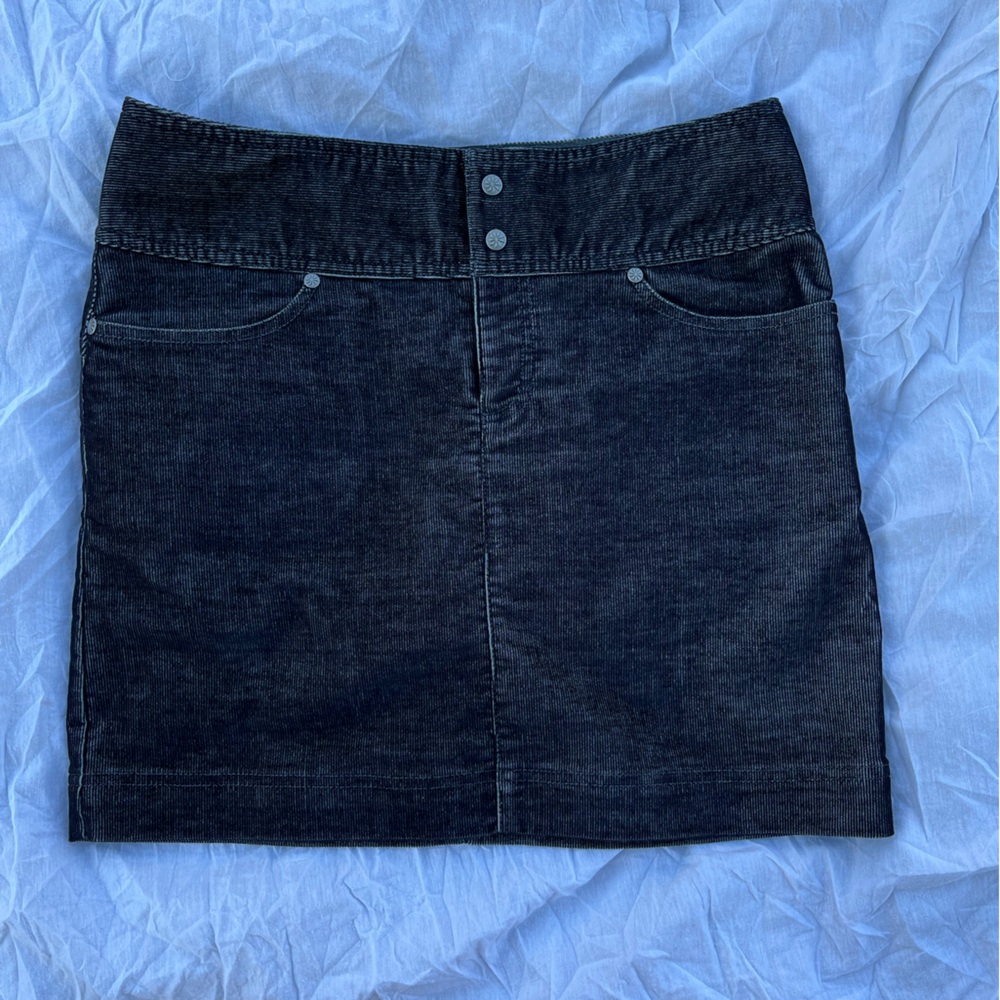 Athleta black corduroy skirt with front and back pockets Sz 4